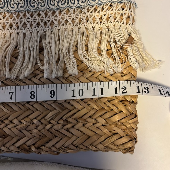 SUN AND SAND TAN WOVEN SHOULDER BAG BLUE & CREME COLOR CLOTH DESIGN WITH FRINGE - Picture 8 of 10